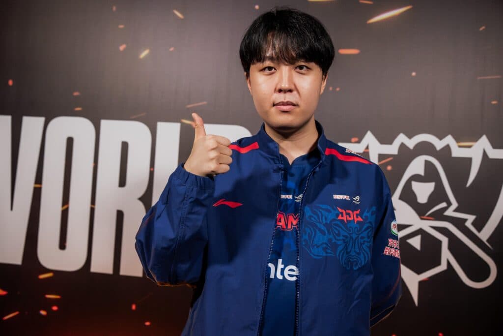 [LPL Phóng Sự] ‘Kanavi’ Seo Jin-hyeok: “Rất vui khi có thể chơi nhiều vị tướng khác nhau”