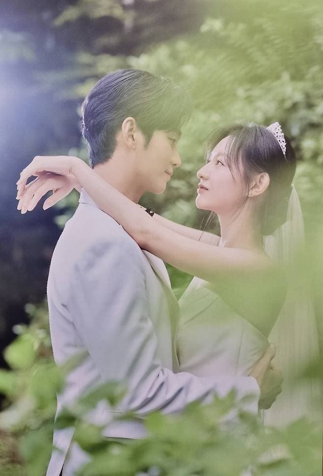 Kim Soo Hyun và Kim Ji Won khuấy đảo sự kiện Popup với ảnh cưới chưa từng công bố!