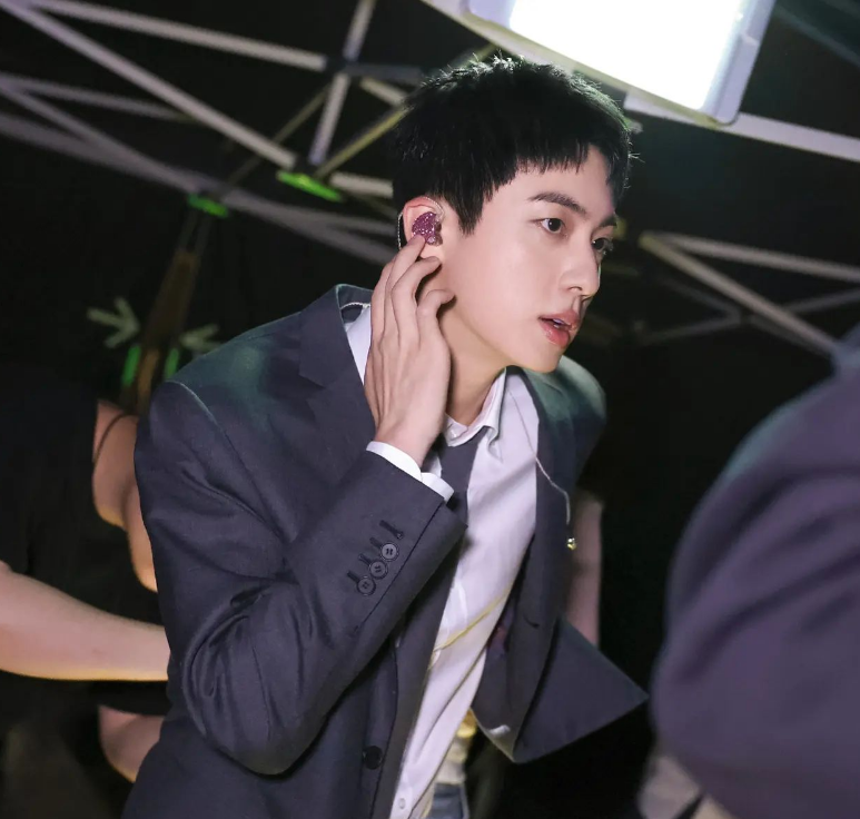 Jin BTS bùng nổ trở lại với chương trình &#8220;Half-Star Hotel in Lost Island&#8221;