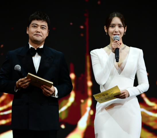 YoonA &amp; Jun Hyun Moo Tiếp Tục Tái Hợp Tại Blue Dragon Series Awards