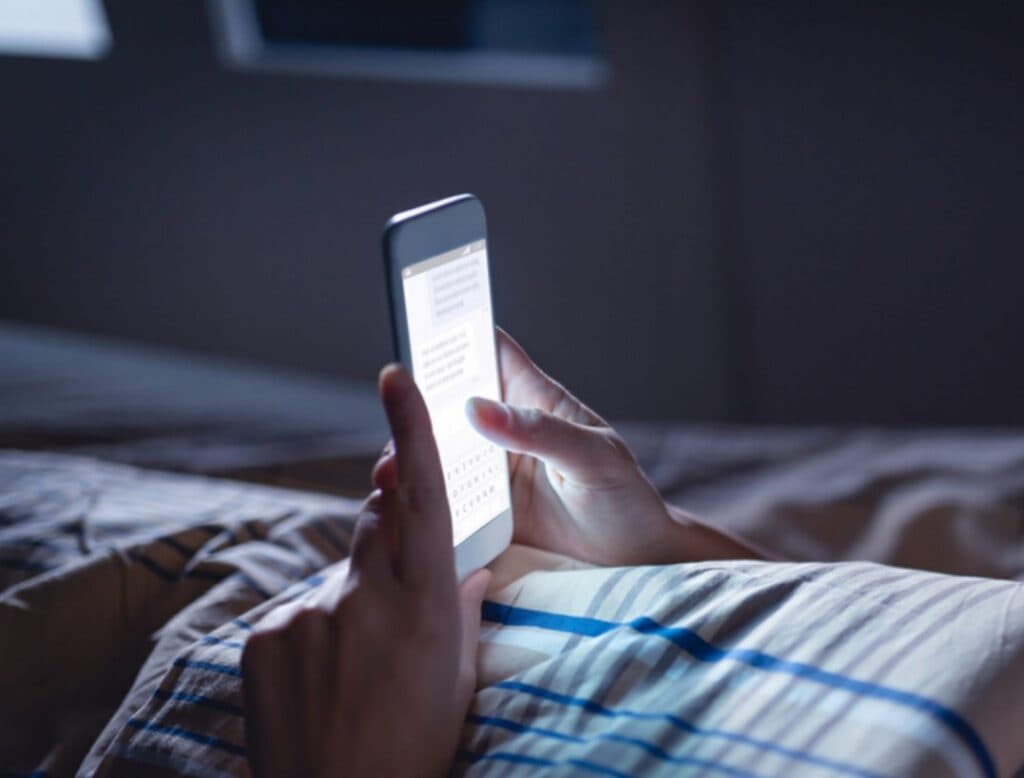 Ảnh Hưởng Của Việc Sử Dụng Điện Thoại Trước Giờ Ngủ