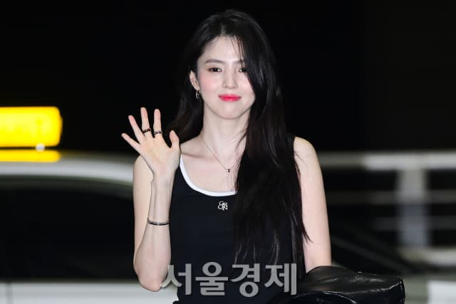 Han So-Hee Đẹp Tự Tin Và Năng Động Trong Trang Phục Sân Bay