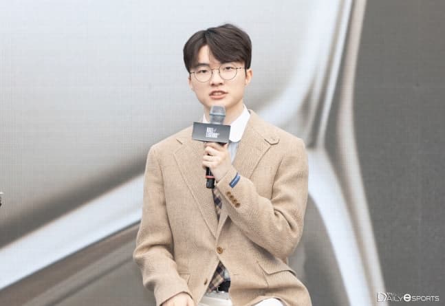 Faker trở thành người đầu tiên được vinh danh vào ‘Hall of Fame’ và món quà từ Mercedes-Benz