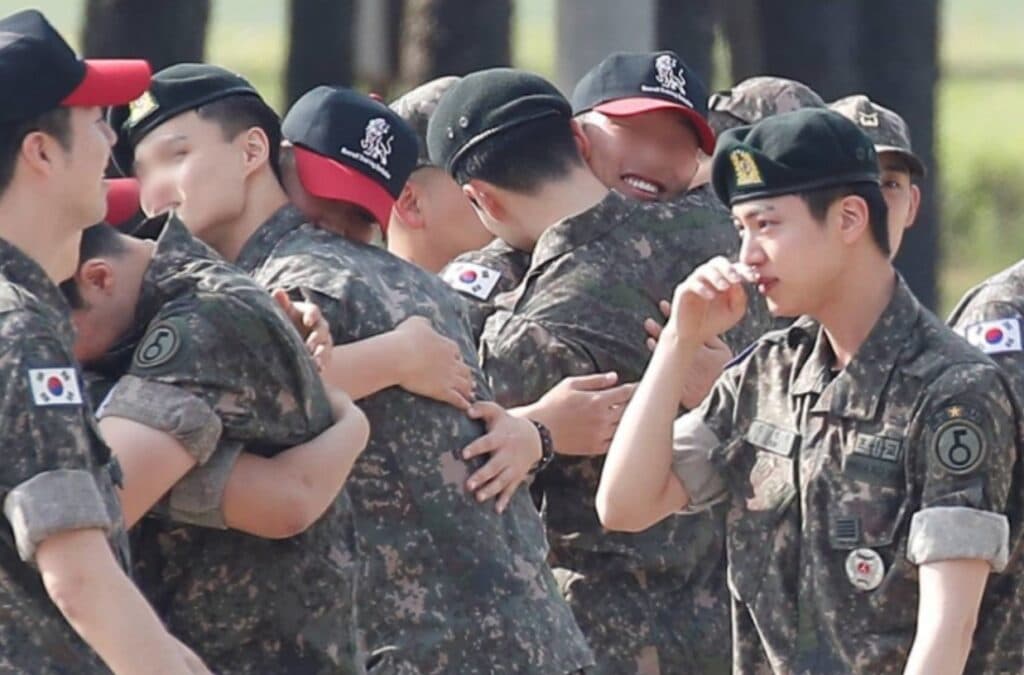 Những Giọt Nước Mắt Xúc Động Trong Ngày Xuất Ngũ Của Jin