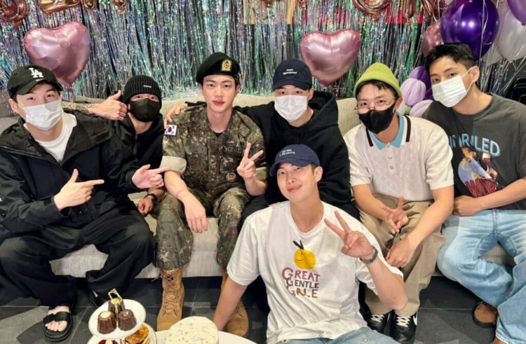 Jin Đánh Dấu Ngày Trở Lại Bằng Sự Kiện Free Hug