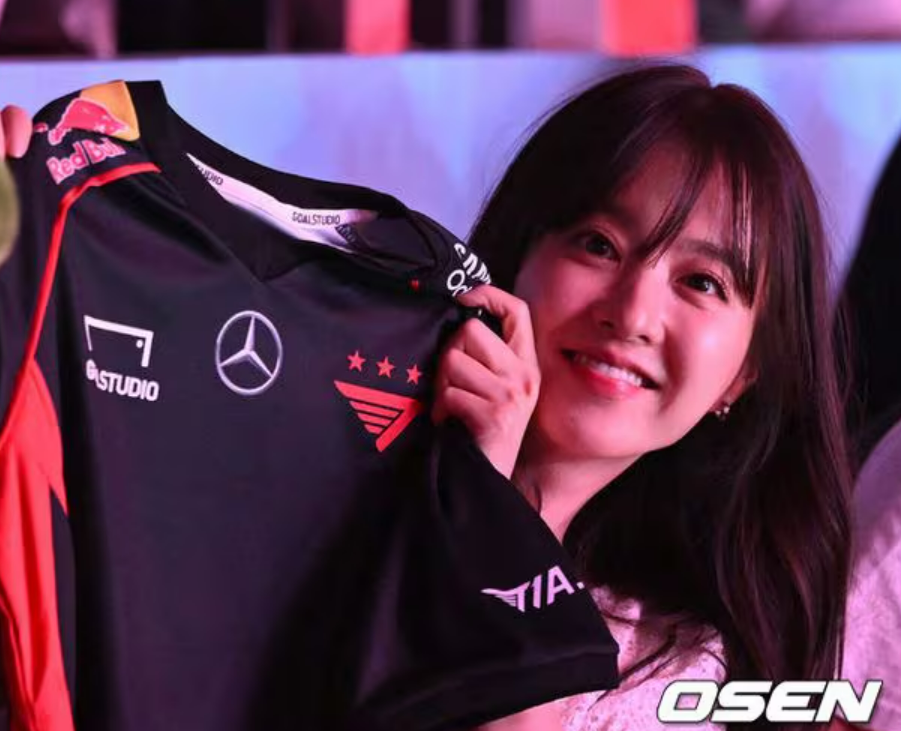 “Nữ thần màn ảnh” Park Bo Young hóa fangirl của T1