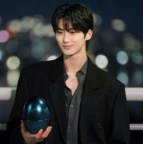 Byeon Woo Seok Gây Bất Ngờ Khi Vượt Mặt Kim Soo Hyun & Cha Eun Woo