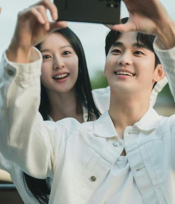 Kim Soo Hyun xoá vội ảnh. Nghi vấn “Lovestagram”
