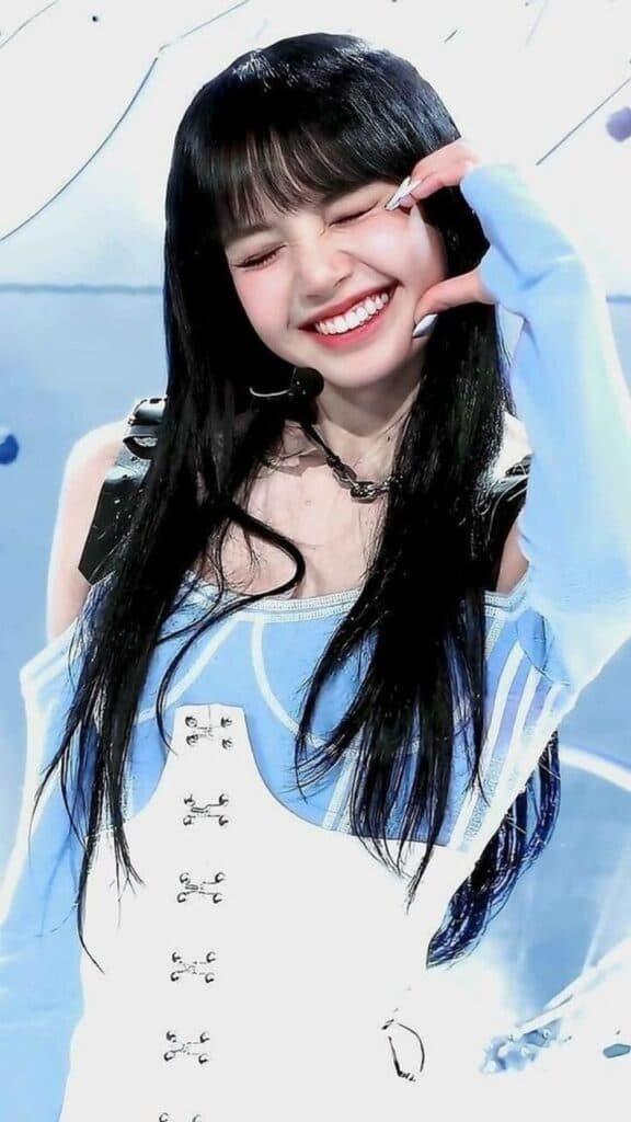 Lisa: Hành Động Đẹp và Sự Nổi Bật của MV ‘Rockstar’ Tại Yaowarat