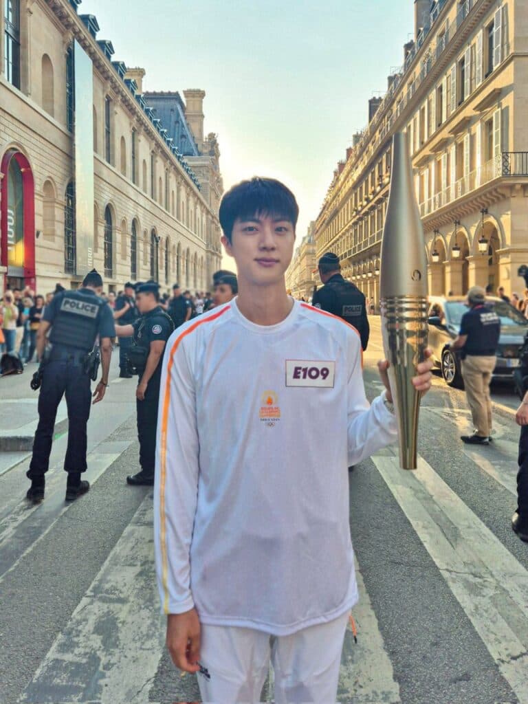 Jin (BTS) Cầm Đuốc Thế Vận Hội Paris 2024: Một Khoảnh Khắc Đáng Tự Hào