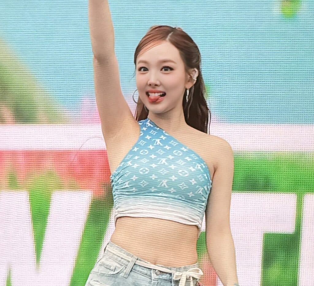 Nayeon (TWICE) Bị Chỉ Trích Vì Vòng 2 Tại Waterbomb