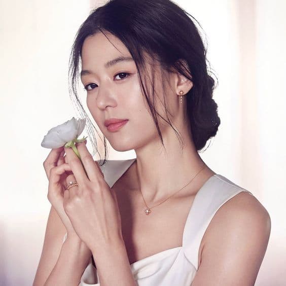 Cuộc sống hoàn hảo đáng ngưỡng mộ của “Mợ Chảnh” Jun Ji Hyun