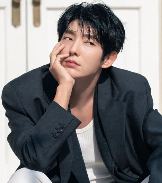 Lee Joon Gi chính thức trở lại với tour diễn châu Á sau 5 năm