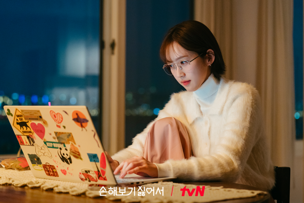 Han Ji Hyun trở thành tác giả ngôn tình trong “No Gain No Love”