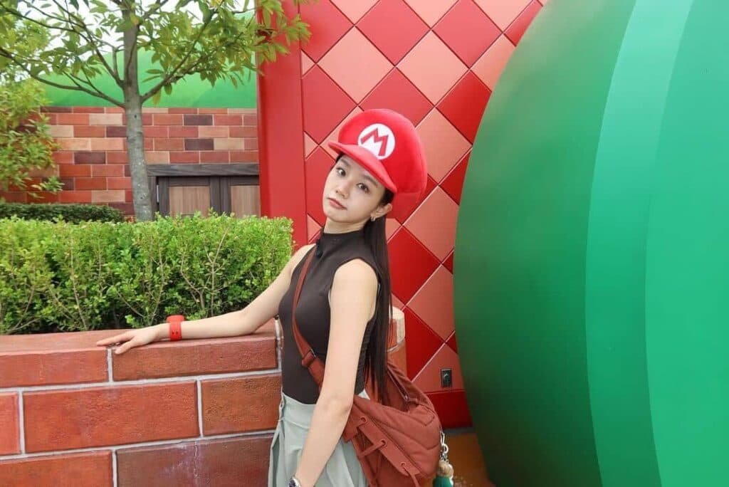 Hyeri khoe visual xịn xò cùng em gái tại Universal Studios