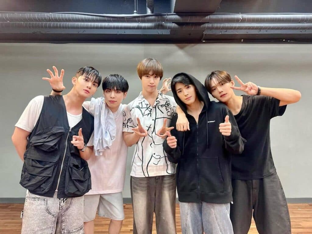 Bae Jinyoung chính thức rời CIX. Nhóm tiếp tục hoạt động với 4 thành viên