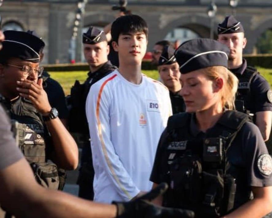 Jin BTS tỏa sáng trong “Khoảnh khắc rước đuốc Olympic Paris”