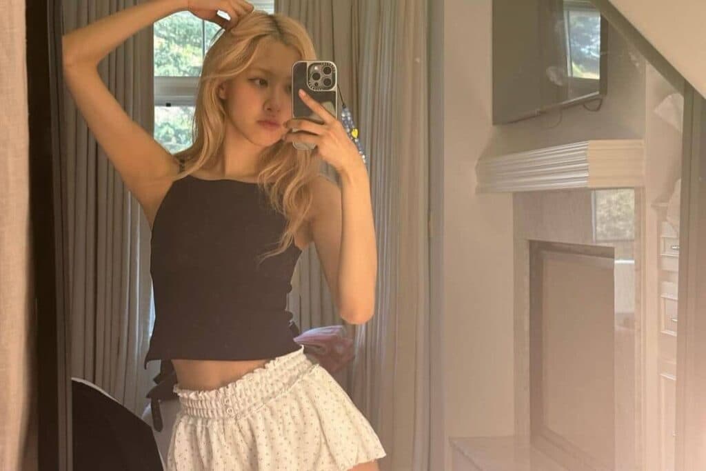 Rosé (Blackpink) “khoe” quà kỷ niệm của The Black Label