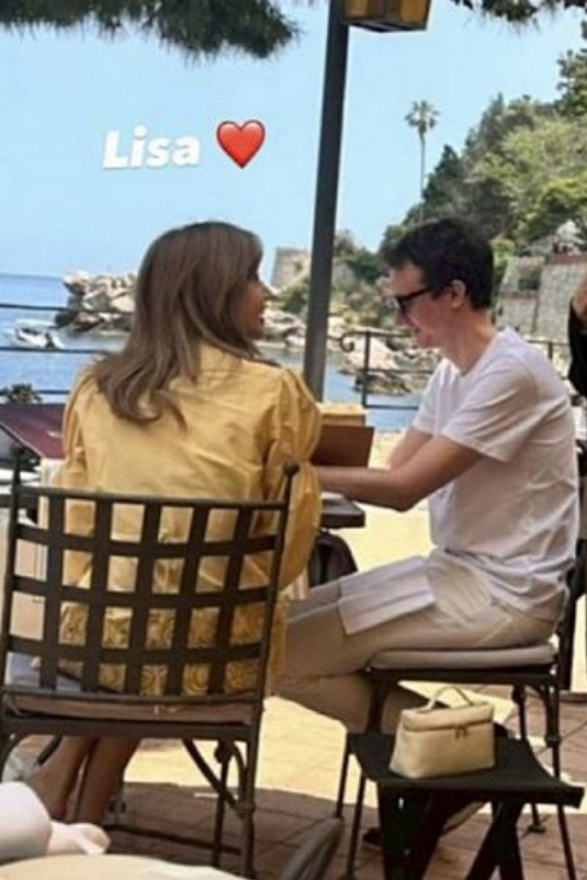 Lisa (Blackpink), bị bắt gặp hẹn hò ở Sicily với thế hệ thứ hai của một tập đoàn···!?💃🎉Cuộc hẹn hò của Lisa và Frederic Arnault🍝🌍Frederic Arnault, hiện là CEO của bộ phận đồng hồ LVMH📸💑