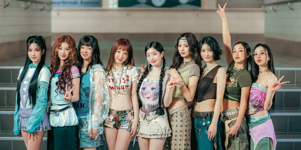 TWICE “THIS IS FOR” – CHUYẾN LƯU DIỄN ĐỘT PHÁ VỚI SÂN KHẤU 360 ĐỘ