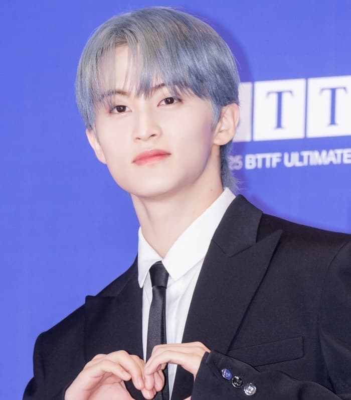 MARK (NCT) – HÀNH ĐỘNG THIỆN NGUYỆN LẶNG LẼ